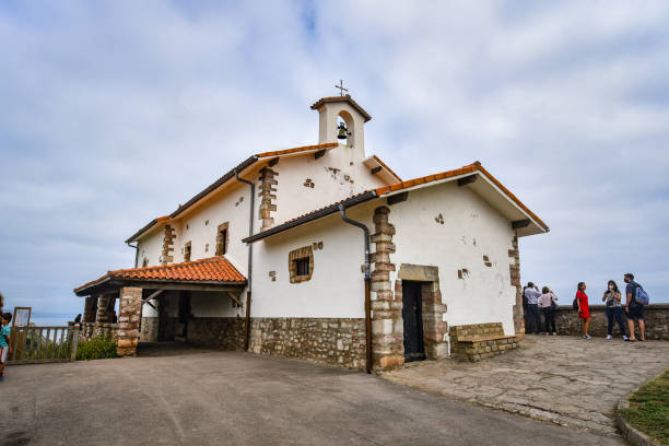 サンテルモ教会とスマイアの海岸にあるフリッシュの崖、バスク、スペイン - vizcay ストックフォトと画像