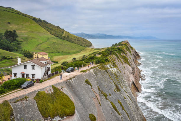 kirche san telmo und die flysch-klippen an der küste von zumaia, baskenland, spanien - vizcay stock-fotos und bilder