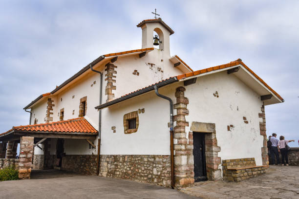 kirche san telmo und die flysch-klippen an der küste von zumaia, baskenland, spanien - vizcay stock-fotos und bilder