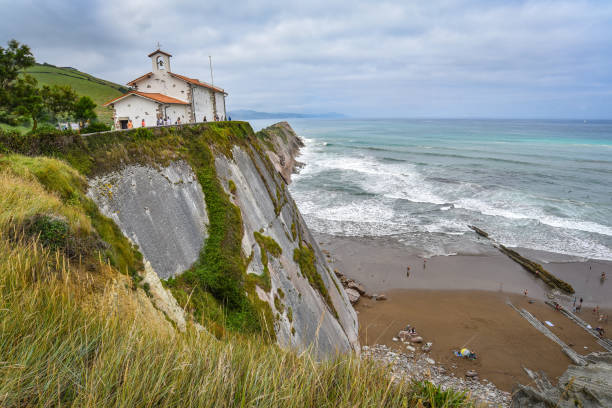 kirche san telmo und die flysch-klippen an der küste von zumaia, baskenland, spanien - vizcay stock-fotos und bilder