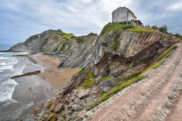 kirche san telmo und die flysch-klippen an der küste von zumaia, baskenland, spanien - vizcay stock-fotos und bilder