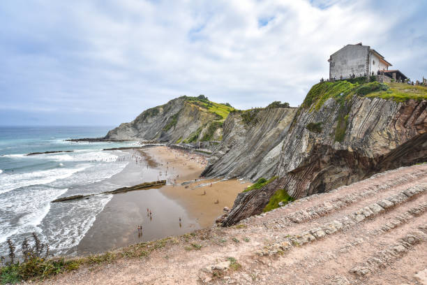 kirche san telmo und die flysch-klippen an der küste von zumaia, baskenland, spanien - vizcay stock-fotos und bilder