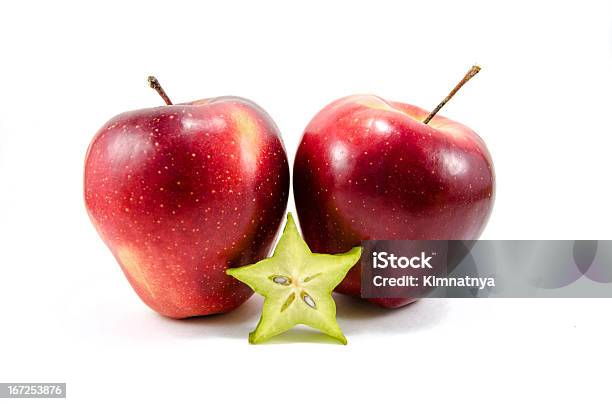 Due Mele Rosse Con Carambola - Fotografie stock e altre immagini di A forma di stella - A forma di stella, Alimentazione sana, Carambola - Frutto tropicale