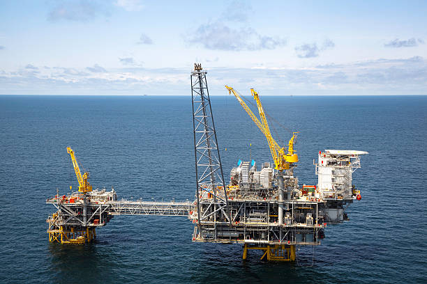 impianto di perforazione petrolifera - floating oil production platform foto e immagini stock