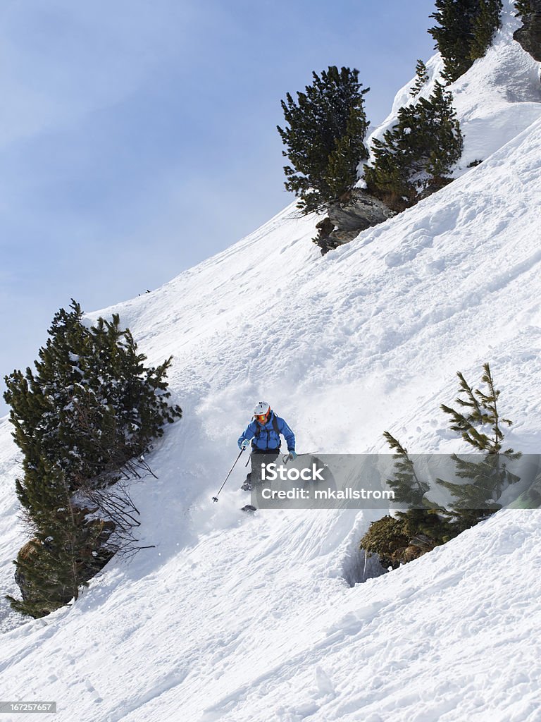 Esquiador fazer vire entre árvores - Foto de stock de Meribel royalty-free
