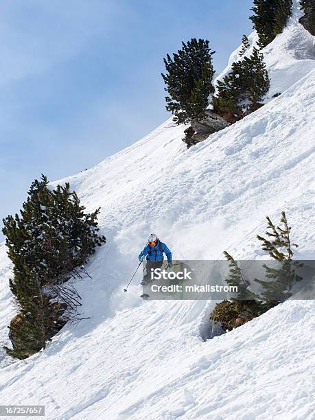 Foto de Esquiador Fazer Vire Entre Árvores e mais fotos de stock de Meribel - Meribel, Esqui - Esqui e snowboard, França