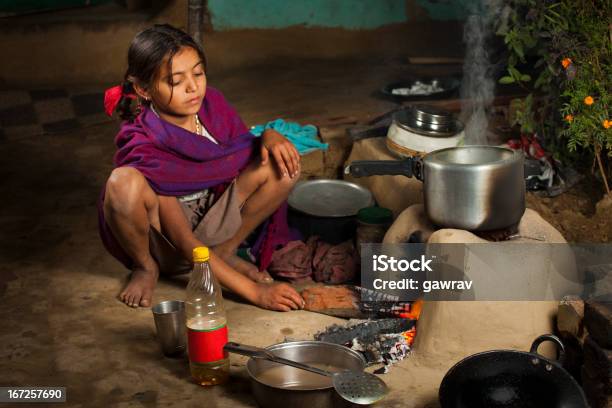 Pobre Menina Indiana Cozinhar Alimentos Em Um Fogão De Terra Batida - Fotografias de stock e mais imagens de Trabalho Infantil