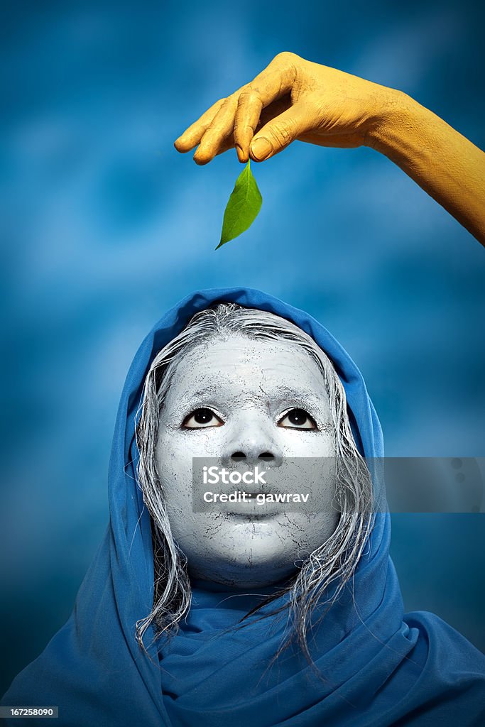 de-Face-Branca mulher olhando para a folha - Foto de stock de Esperança - Conceito royalty-free