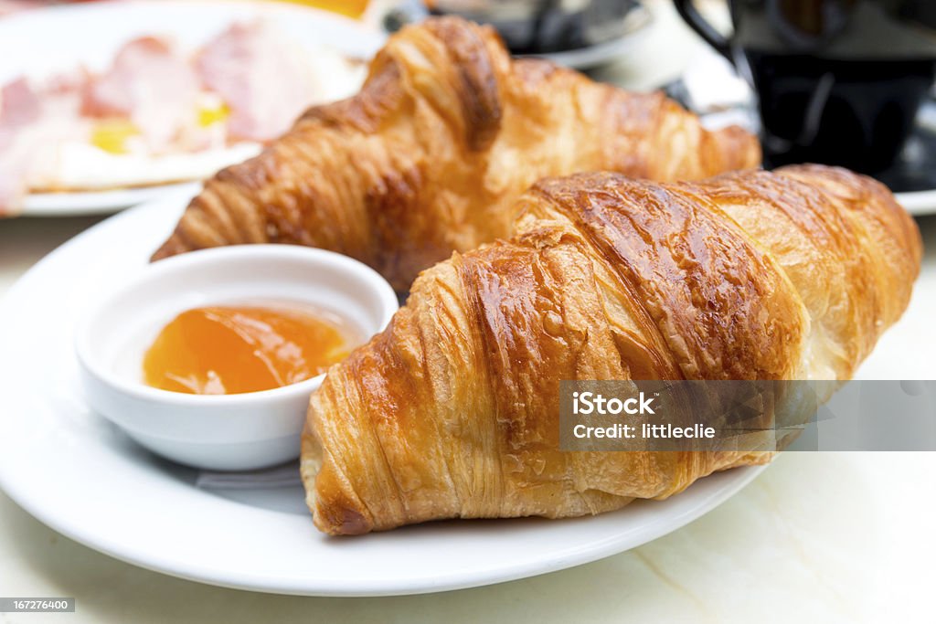 Croissants frescos na mesa, uma delícia! - Foto de stock de Café da manhã royalty-free