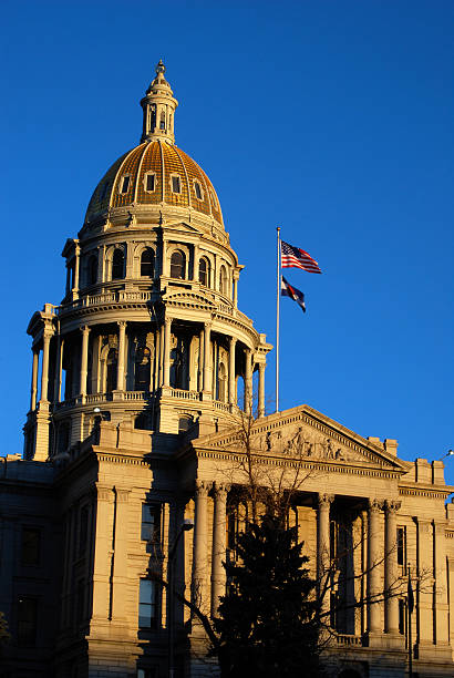 colorado state capitol budynek z złoty dome - day washington state vertical outdoors zdjęcia i obrazy z banku zdjęć