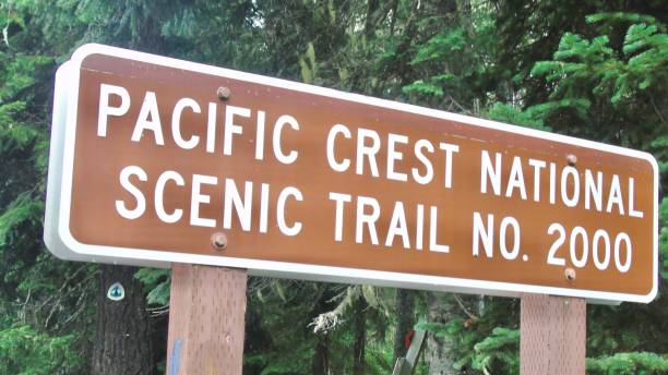 istock pacific crest national scenic trail no. 2000 - sign. 1672821241