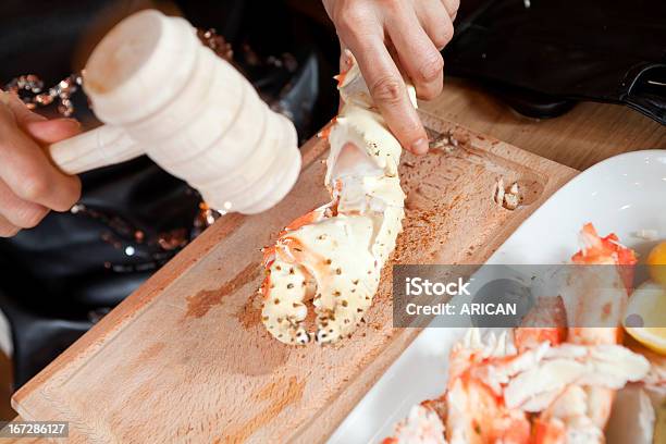 Mangiare Granchio Reale - Fotografie stock e altre immagini di Donne - Donne, Granchio - Crostaceo, Mangiare