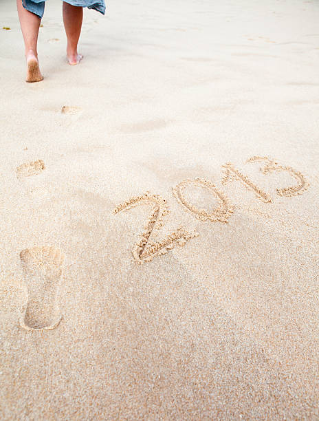 nowy rok 2013 wiadomość na plaży - 2013 beach sand new years eve zdjęcia i obrazy z banku zdjęć