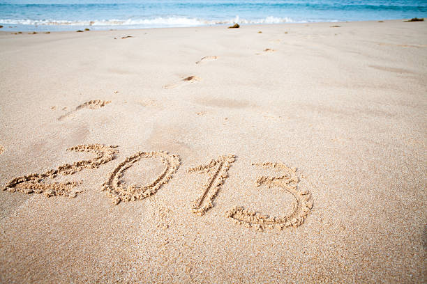 nowy rok 2013 wiadomość na plaży - 2013 beach sand new years eve zdjęcia i obrazy z banku zdjęć