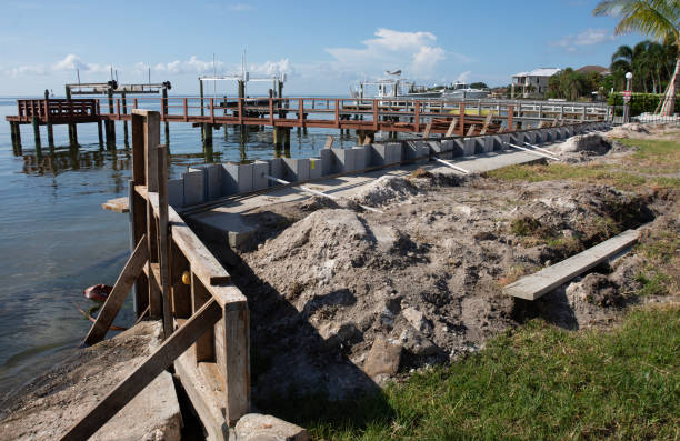 costruzione di dighe frantumi per rafforzare i lavori su grandi specchi d'acqua - sea defence concrete foto e immagini stock