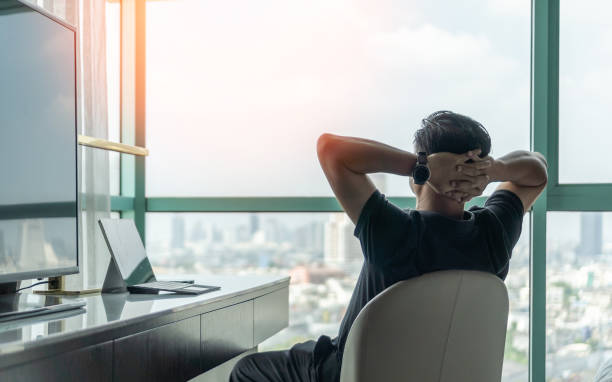 equilibrio vida-trabajo y vivir el concepto de estilo de vida del hombre de negocios relajarse, tómelo con calma en el hotel o en la sala de la oficina descansando con la mente pensativa pensando en la calidad del estilo de vida esperando la ciudad - businessman happiness carefree computer fotografías e imágenes de stock