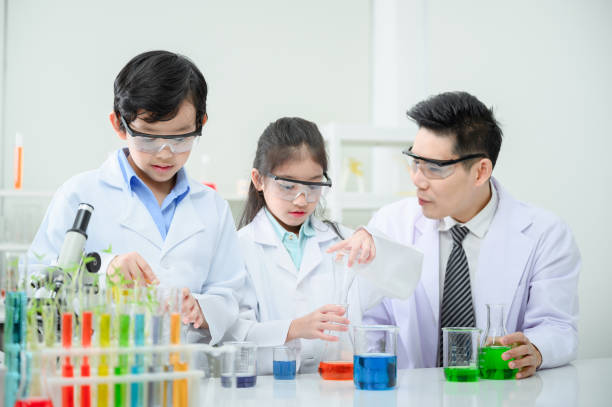 istock Male and female students and teachers work together to study test tubes in the studio. 1673021978