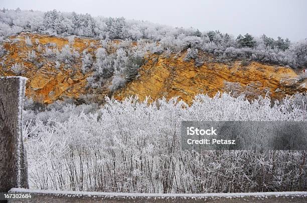 El Frío Clima De Las Montañas Foto de stock y más banco de imágenes de Aire libre - Aire libre, Boscaje, Bosque