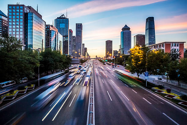 futurista la ciudad al atardecer - car horizon over land driving street fotografías e imágenes de stock