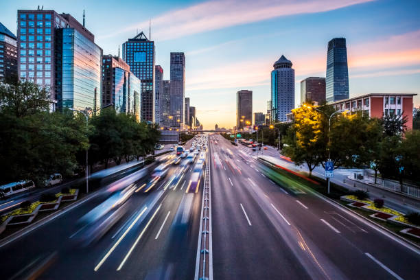 초현대적 city at dusk - blurred motion street city life urban scene 뉴스 사진 이미지