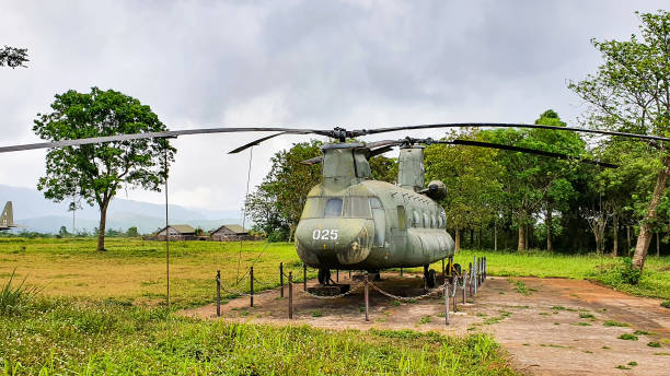 ボーイングch-47チヌークヘリコプタータコン空港遺物、クアンチ省、ベトナム。 - military airplane helicopter military boeing vertol chinook ストックフォトと画像