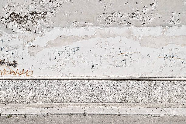 vecchio muro di cemento grunge con città - sidewalk concrete textured textured effect foto e immagini stock