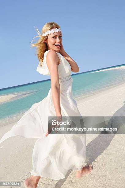 Bella Sposa Al Matrimonio Sulla Spiaggia - Fotografie stock e altre immagini di Abito da sposa - Abito da sposa, Adulto, Allegro