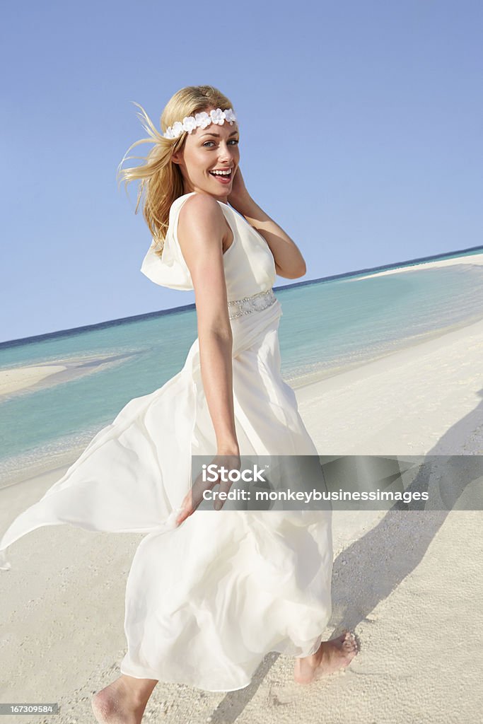 Неве�ста на красивый пляж Свадьба - Стоковые фото 20-29 лет роялти-фри