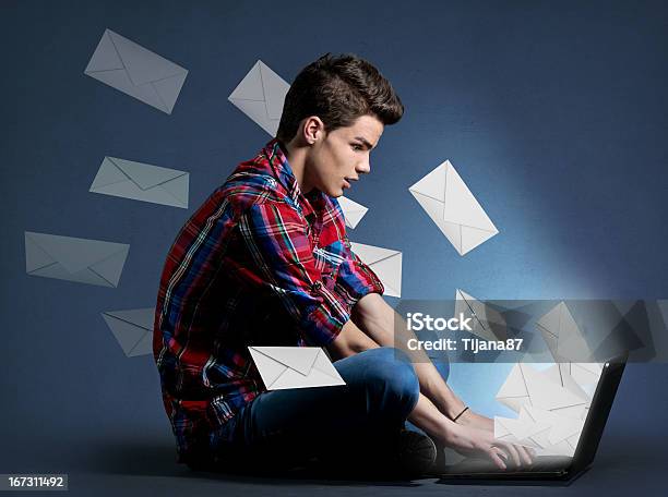 Młody Mężczyzna Otrzymujący Ton Wiadomości Na Laptop - zdjęcia stockowe i więcej obrazów E-mail