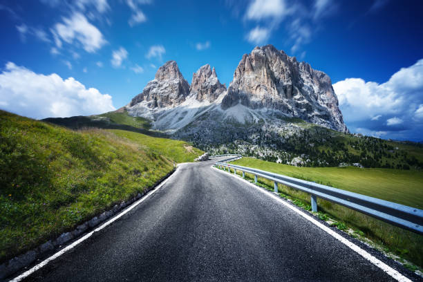 carretera a través de los alpes dolomíticos valley. el norte de italia. - middle of road fotografías e imágenes de stock