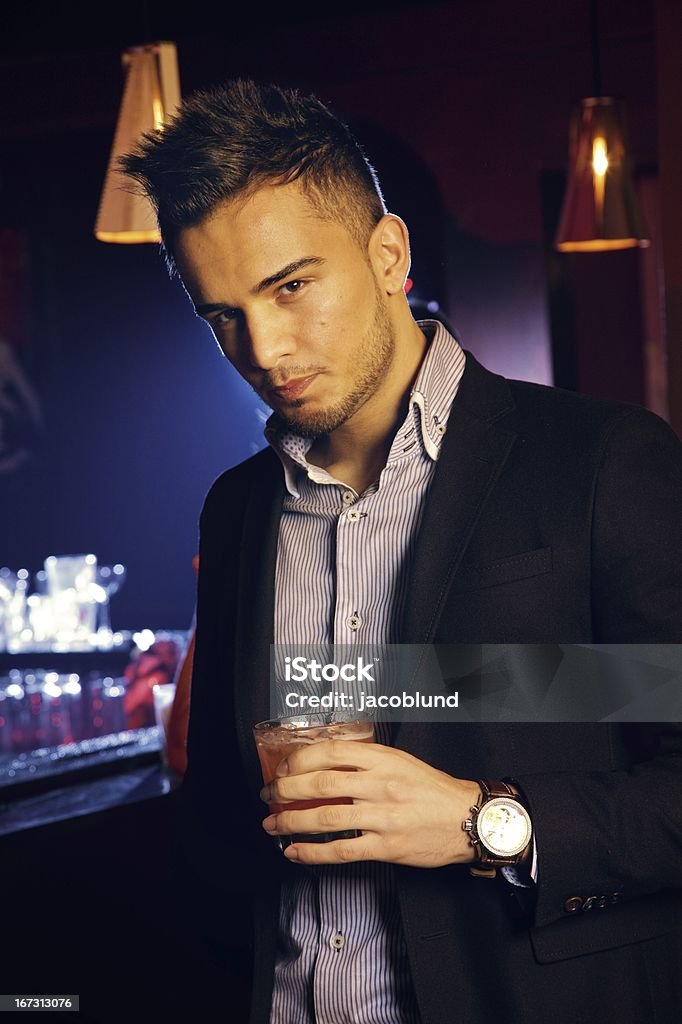 Atractivo hombre que agarra un vaso de whisky - Foto de stock de Beber libre de derechos