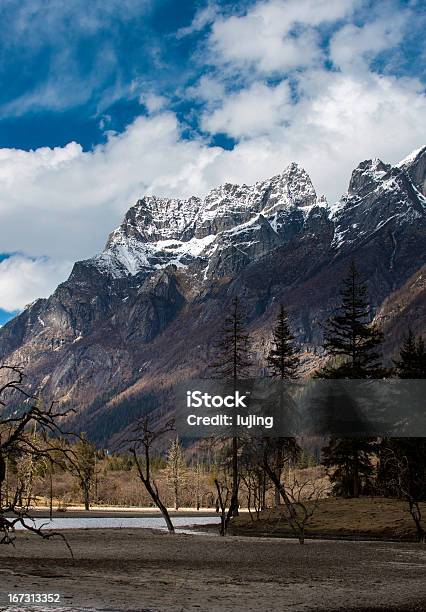 Montanha De Neve - Fotografias de stock e mais imagens de Ao Ar Livre - Ao Ar Livre, Aventura, Azul