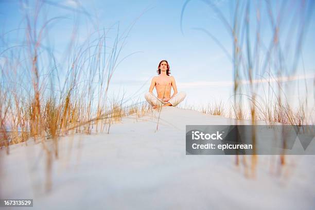 Junge Gesunde Mann Meditieren Am Strand Stockfoto und mehr Bilder von 2000-2009 - 2000-2009, 21. Jahrhundert, Abenddämmerung