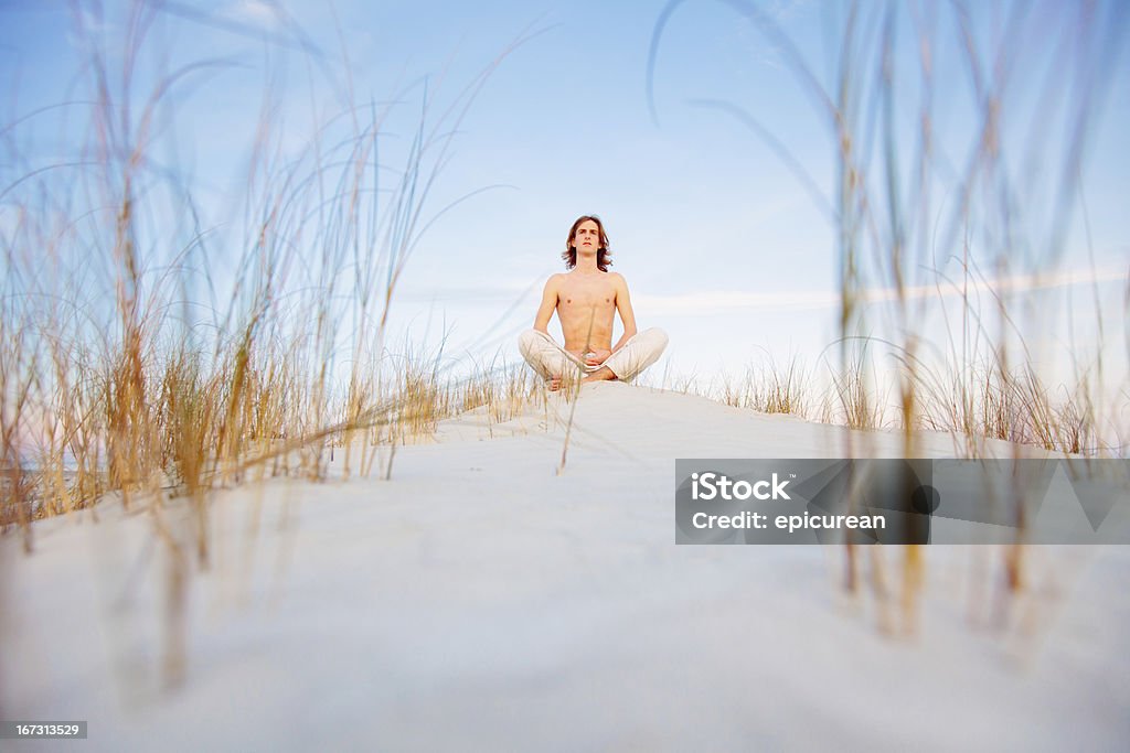 Jeune homme sain méditation sur la plage - Photo de 2000-2009 libre de droits