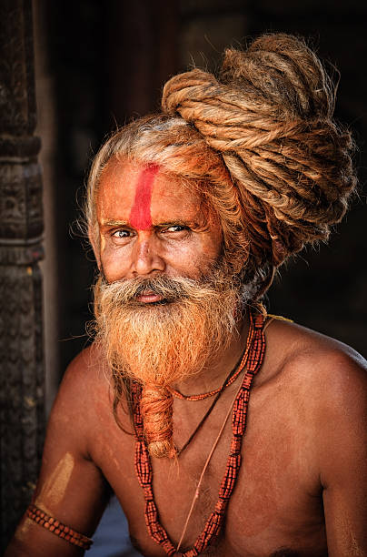 heilige sadhu mann mit dreads blick in die kamera - indian culture guru sadhu hinduism stock-fotos und bilder