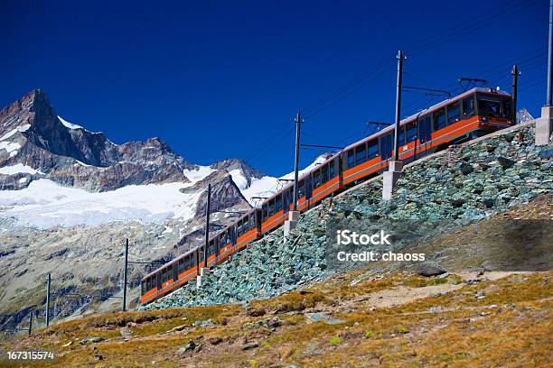 Pociąg W Alpy - zdjęcia stockowe i więcej obrazów Alpy - Alpy, Alpy Szwajcarskie, Bez ludzi
