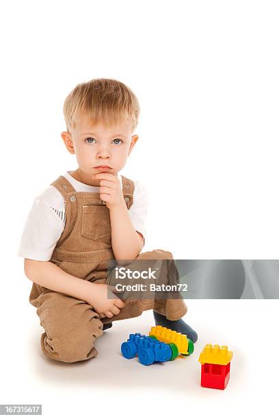 Pensativa Criança Brincando Com Brinquedos Isolados - Fotografias de stock e mais imagens de Bloco de Construção