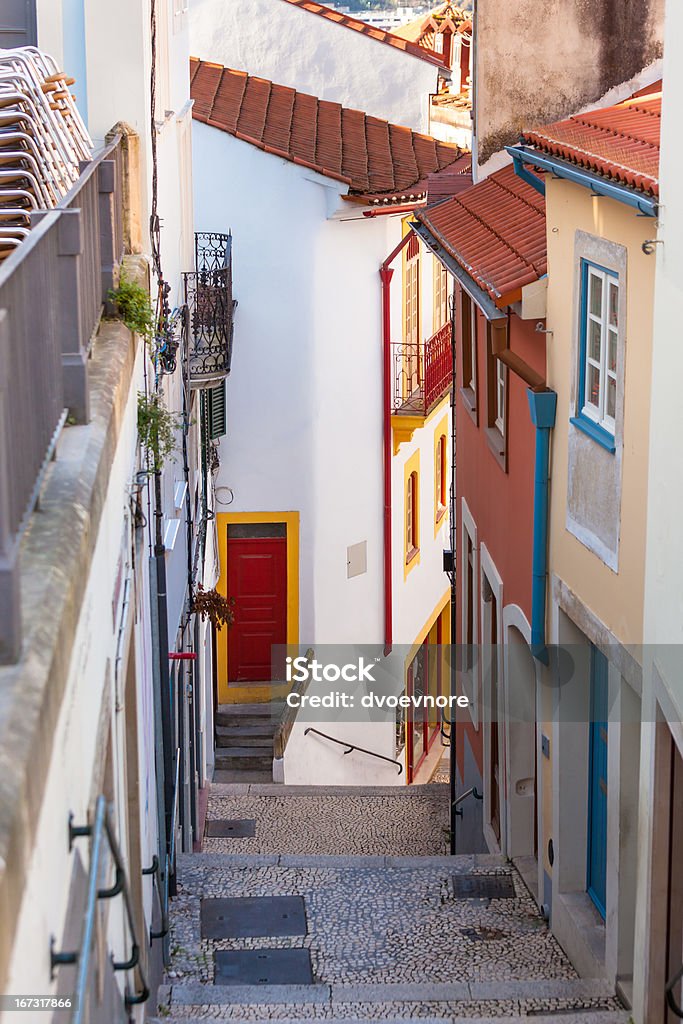 Rua estreita, na cidade velha, com escadas, Coimbra - Foto de stock de Antigo royalty-free