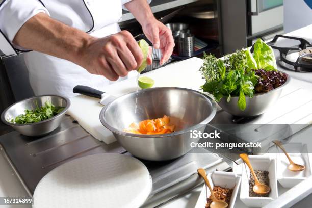 Foto de Cook Contraindo De Limão Em Uma Tigela De Aço Inoxidável e mais fotos de stock de Alface