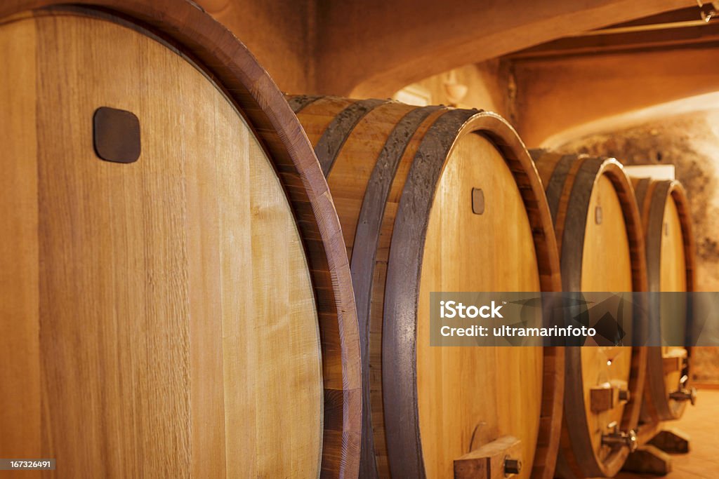 Stare drewniane beczki - Zbiór zdjęć royalty-free (Whisky)