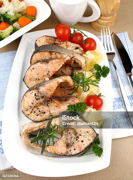 Photo libre de droit de Darne De Saumon Avec Légumes Grillés banque d'images et plus d'images libres de droit de Aliment - Aliment, Aliment préparé en filet, Assiette