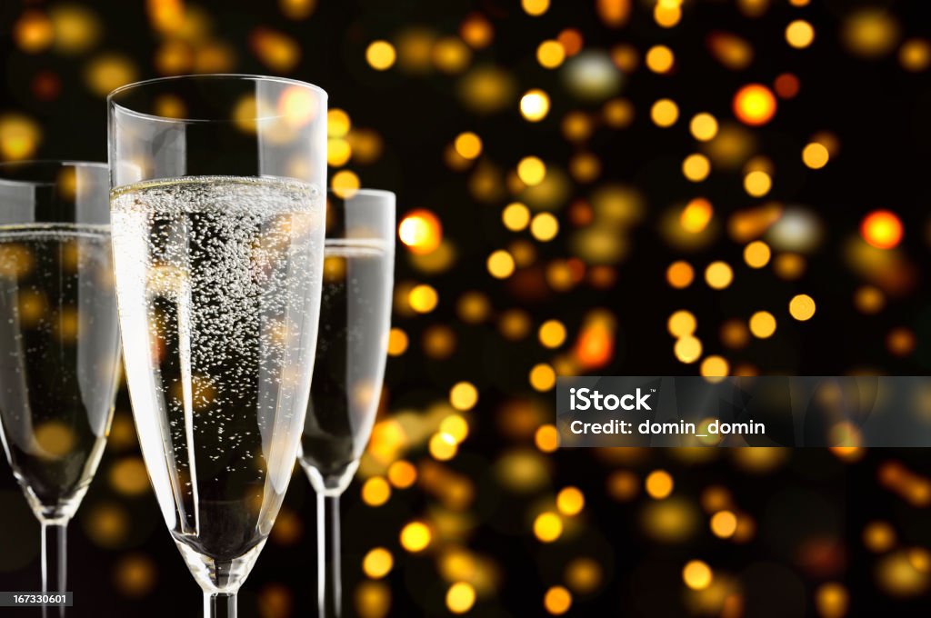 Tres copas de champaña con sparklings, amarillo luces en el fondo - Foto de stock de Prosecco libre de derechos