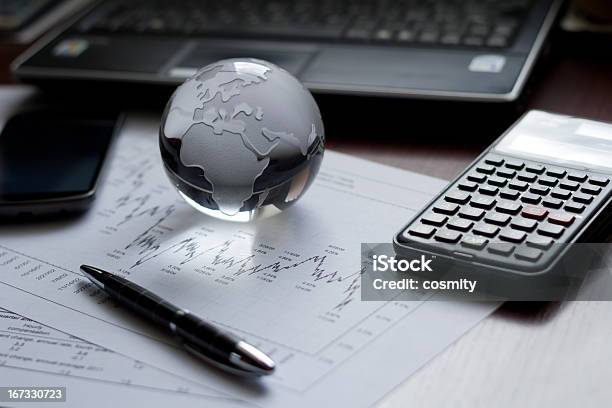 Foto de Planejamento Financeiro e mais fotos de stock de Equilíbrio - Equilíbrio, Finanças, Ambiente - All Vocabulary