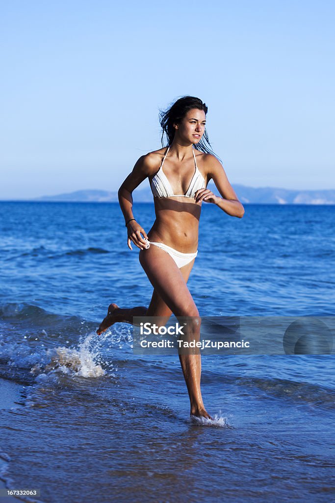 Femme jogging sur la plage - Photo de Adulte libre de droits