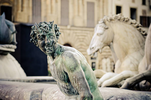 statue de bronze de satyre, détail de la fontaine de neptune - tuscany florence italy italy neptune photos et images de collection