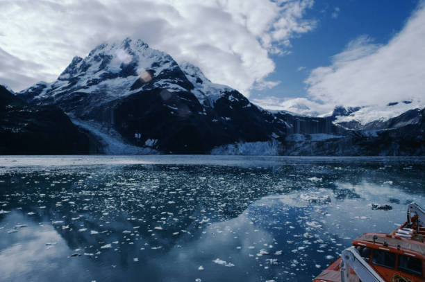 glacier lake - montana us glacier national park usa glacier imagens e fotografias de stock