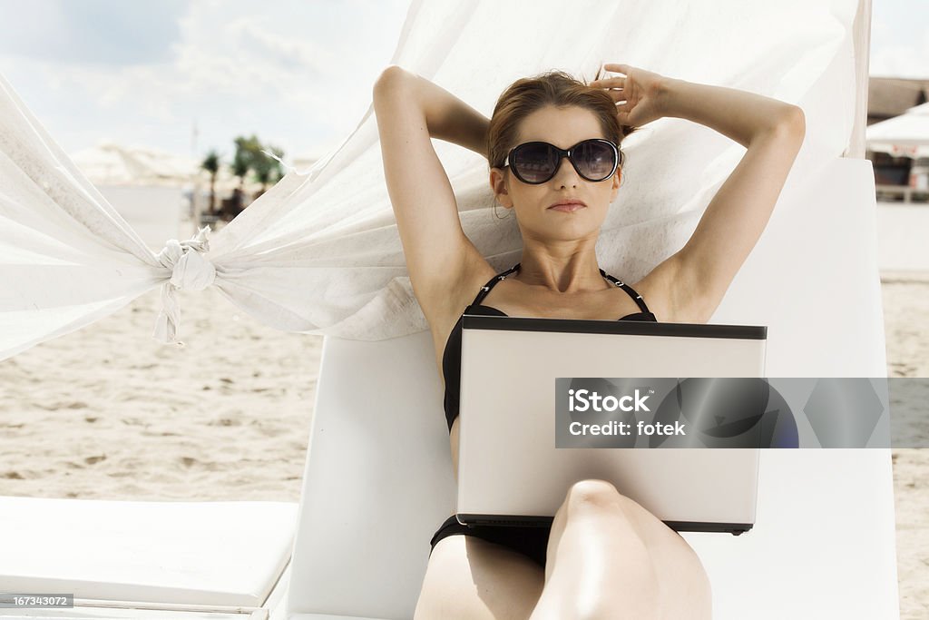 Donna che lavora con un computer portatile. - Foto stock royalty-free di 2013