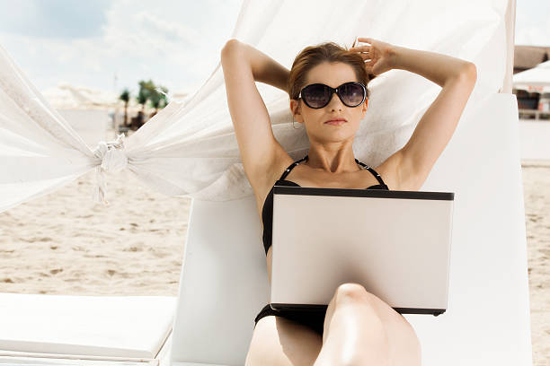 mulher trabalhando com laptop. - beach 2013 usa sky - fotografias e filmes do acervo