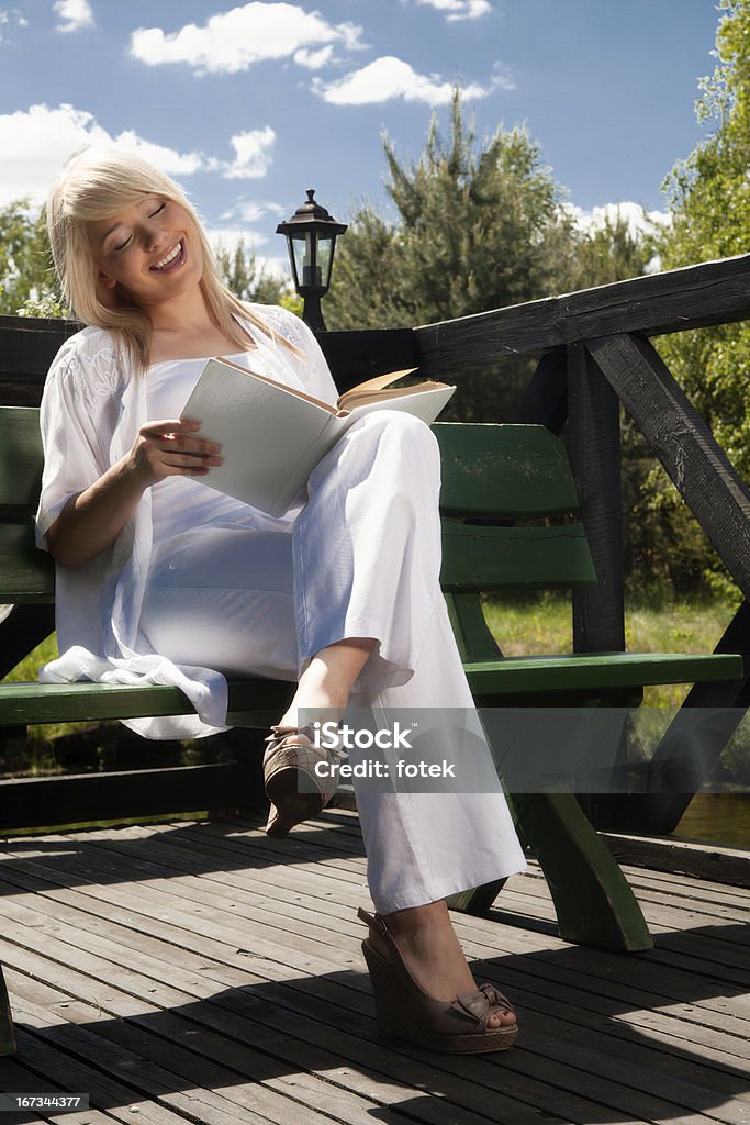 Молодая женщина, чтение книги - Стоковые фото Деловая женщина роялти-фри