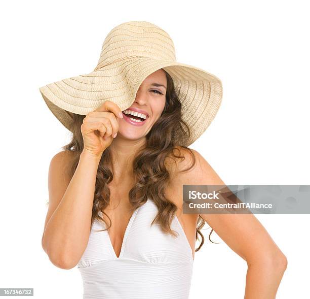 Uśmiechający Się Kobieta W Strój Kąpielowy Grając Z Kapelusz - zdjęcia stockowe i więcej obrazów Białe tło